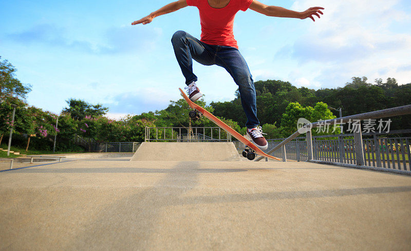 年轻的滑板运动员在滑板公园玩滑板