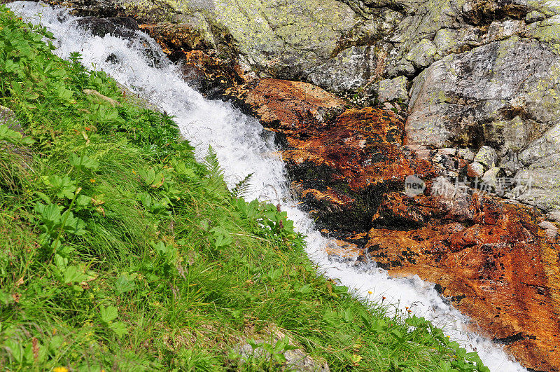 彩色溪流含铜矿石