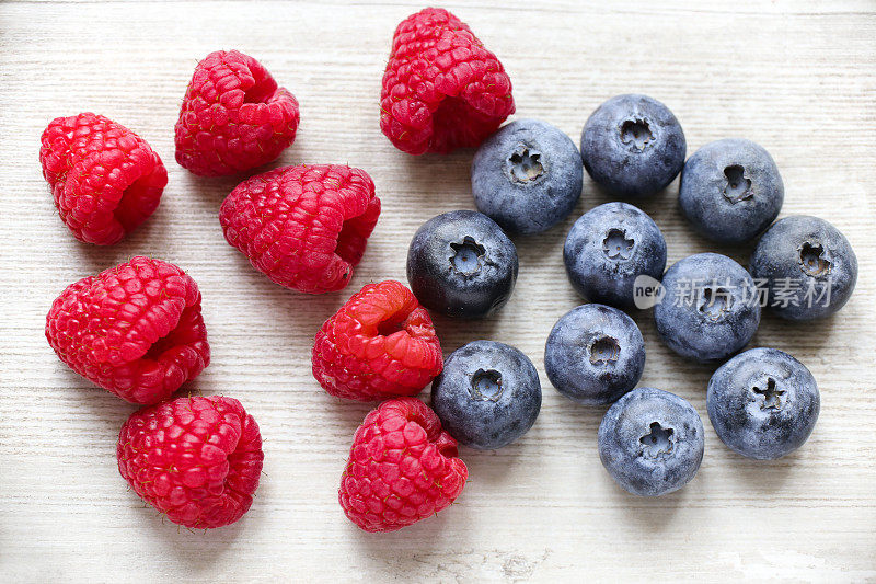 莓类:蓝莓，树莓，木背景
