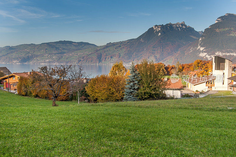 图恩湖附近的秋景和伯尔尼州因特拉肯镇附近典型的瑞士村庄