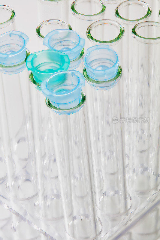 完整的焦点。带盖子的架子上的试管。