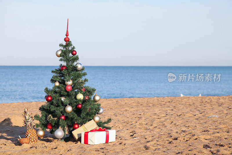 圣诞树与礼物的热带度假海滩