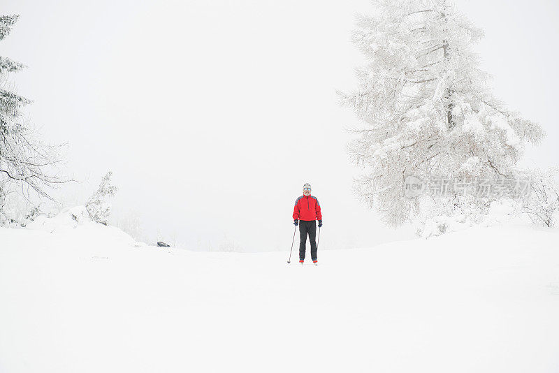 年长男子越野滑雪在欧洲阿尔卑斯山