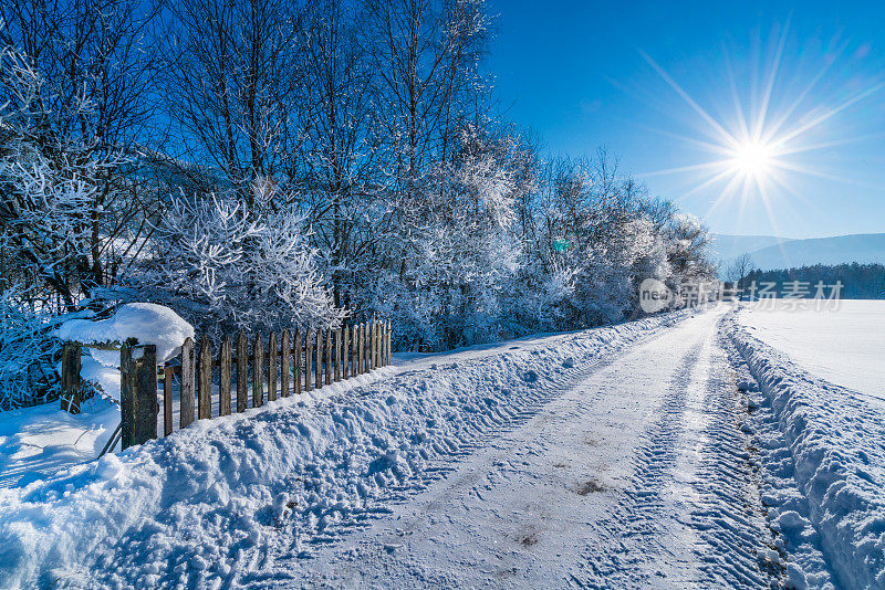 四季——冰雪覆盖的乡村景观，星星形状的太阳