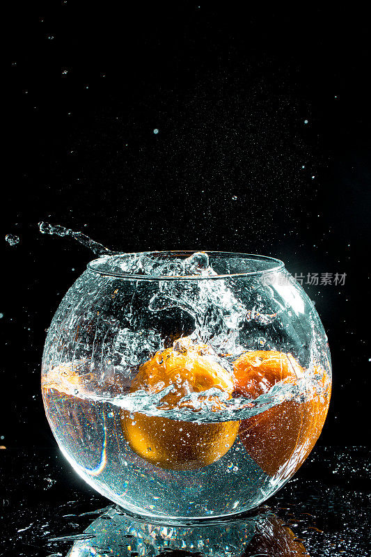 鱼缸里的橙子溅着水