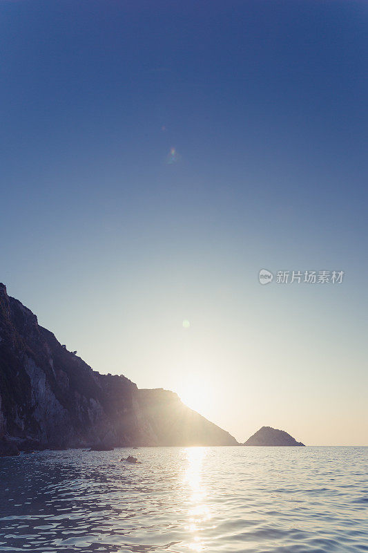 美丽的日落在海上。美丽的海景。迷人的海景。