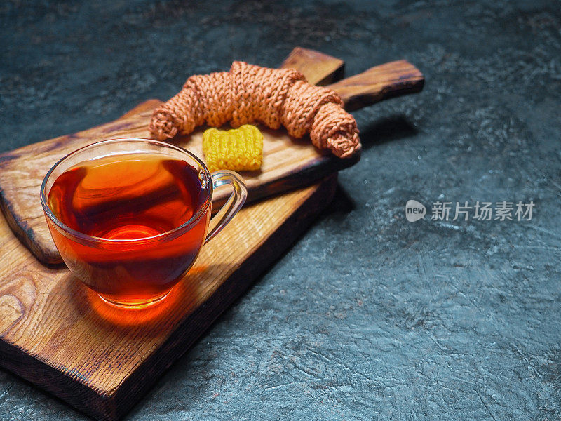 编织牛角面包，黄油和茶