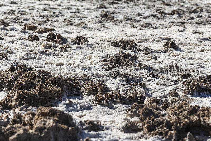 死亡谷坏水盆地的白色盐壳