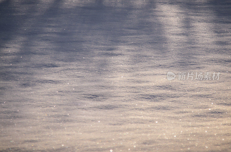 阳光下的雪毯