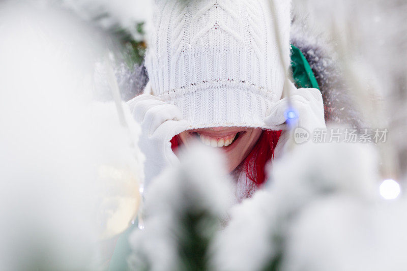 白雪森林里一个女孩的肖像