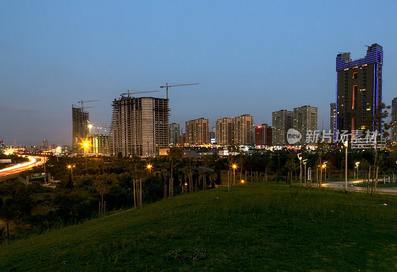 土耳其伊斯坦布尔，安纳托利亚河畔的atasehir，夜晚金融区附近的摩天大楼