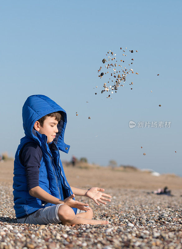 快乐的男孩在一个冬天的一天在沙滩上玩