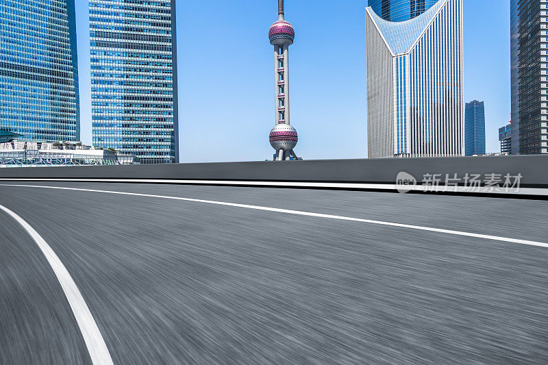 以上海城市天际线为背景的干净沥青路