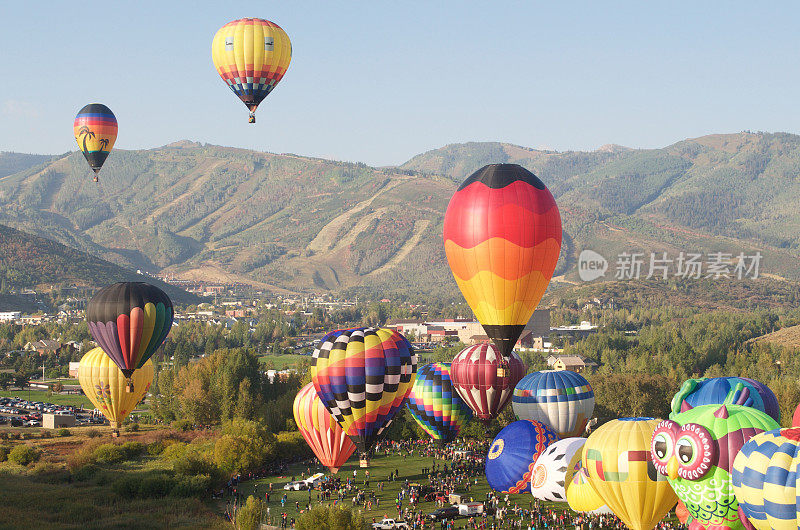 秋季高空热气球节日公园城市犹他州