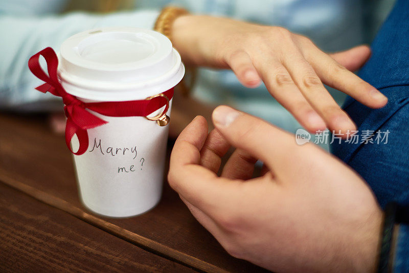 男人在咖啡馆求婚