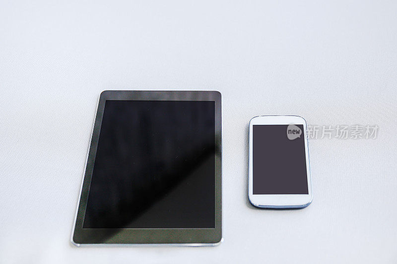 白色背景的数码平板电脑和智能手机