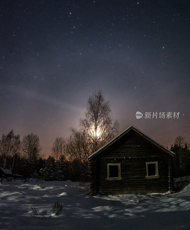 废弃的房子冬天，霜夜。月亮的光晕在星星上。