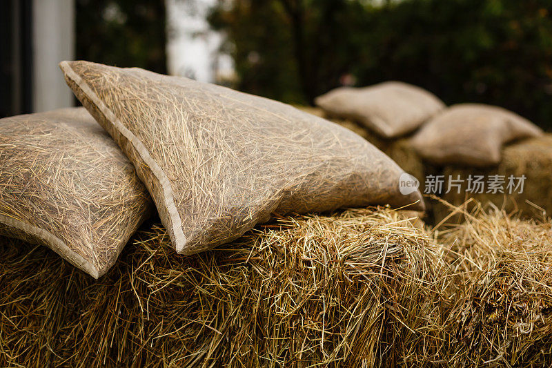 稻草堆上的羊皮垫子