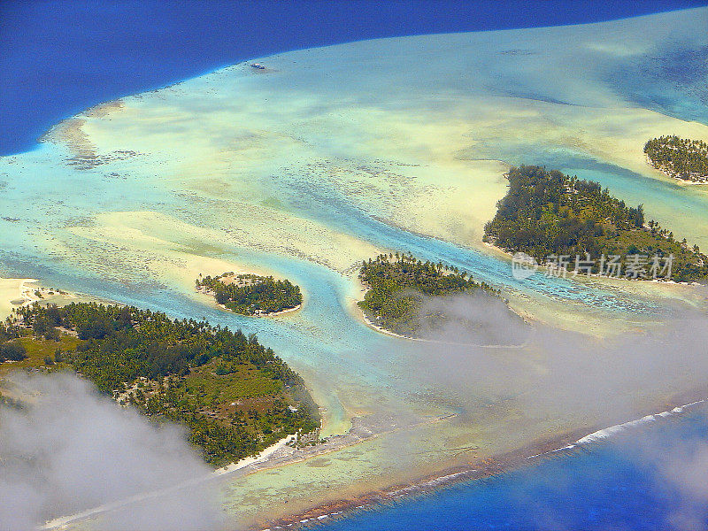 以上波利尼西亚热带夏季天堂:绿松石般的热带海滩，波拉波拉岛，塔希提摩图斯岛和珊瑚礁鸟瞰图-田园诗般的法属波利尼西亚