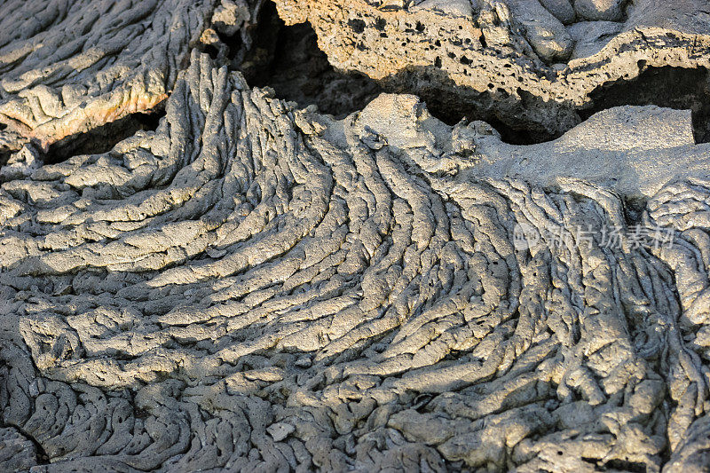 古老凝固的熔岩覆盖了这座火山岛的每一寸土地