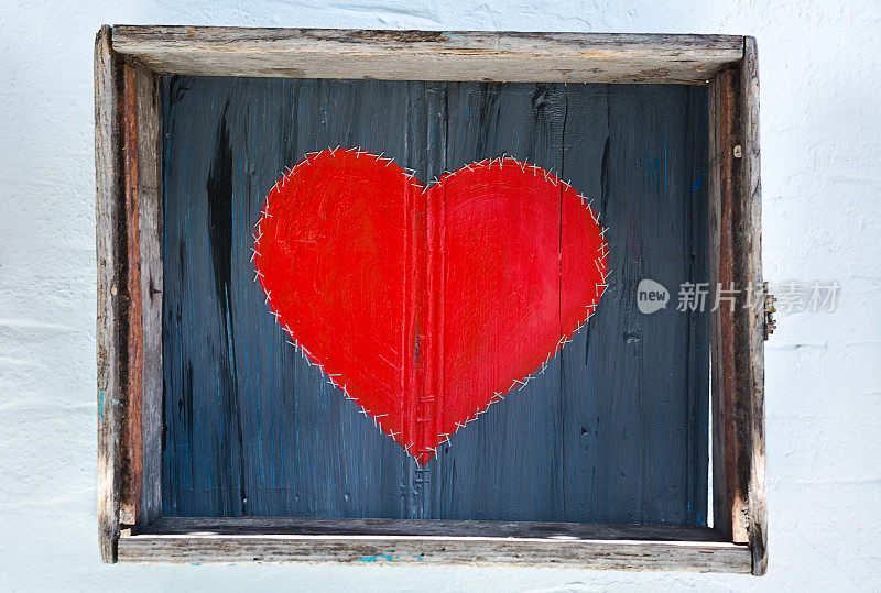 红心挂在墙上，积极思考，爱