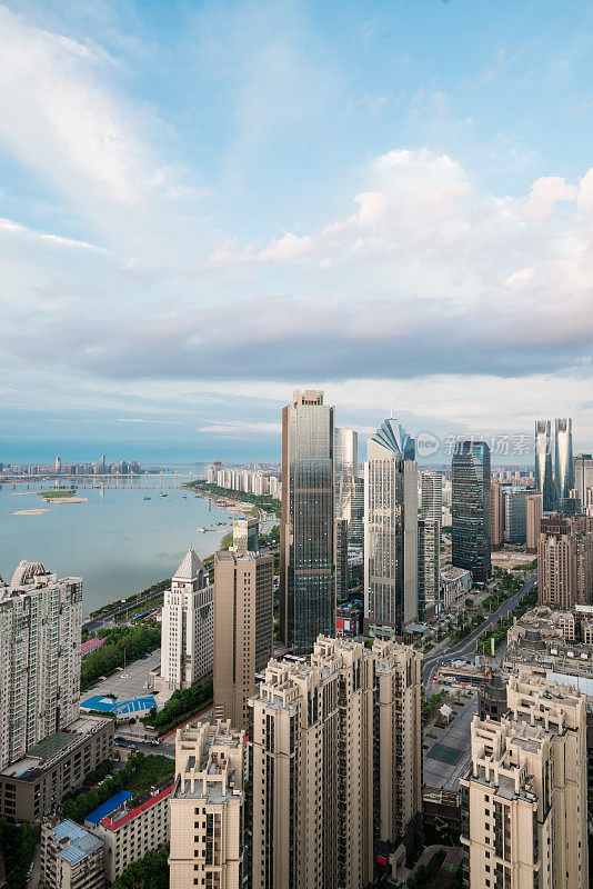 从空楼层俯瞰南昌的城市景观和天际线