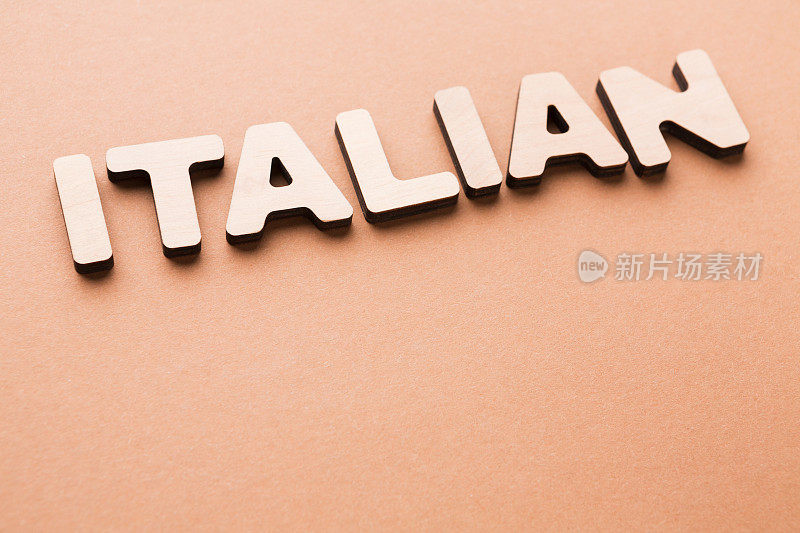 米色背景上的意大利语单词