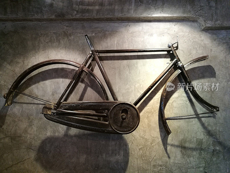 旧的自行车架挂在泰国餐厅的墙上，复古的装饰