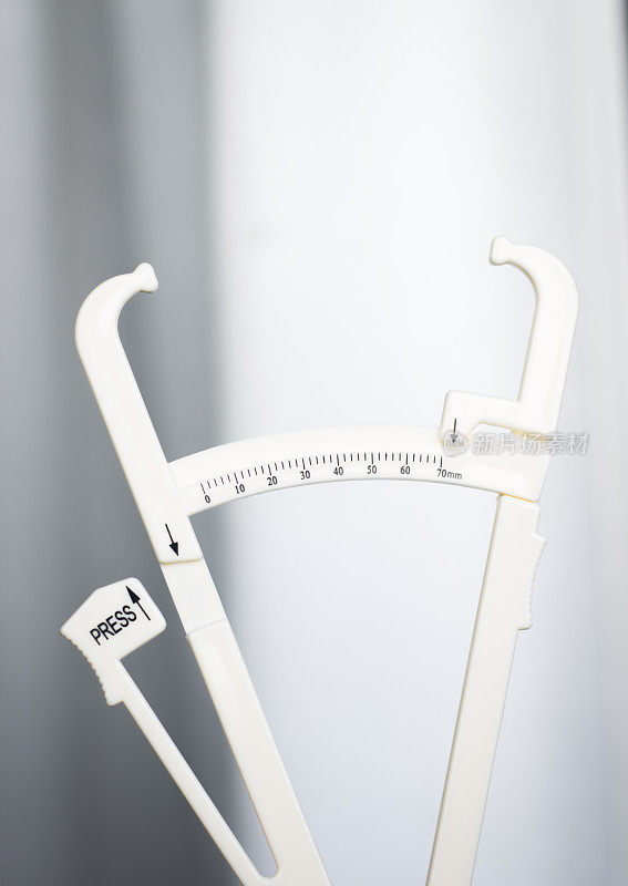 体脂脂肪卡尺用于测量脂肪在不同区域的体重减轻，健身和健身制度的身体百分比。