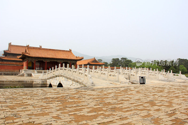 2012年5月13日，中国古代建筑景观在清朝东王陵，遵化市，中国河北省