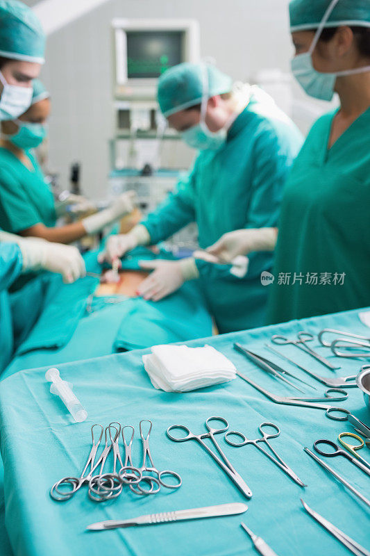 外科医生在做手术时，手术工具显示在手术托盘上