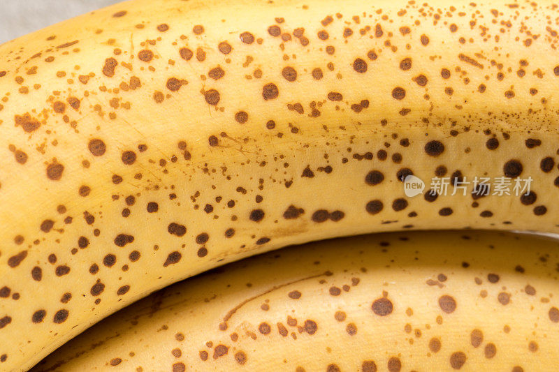 一个新鲜香蕉被剥皮的特写镜头