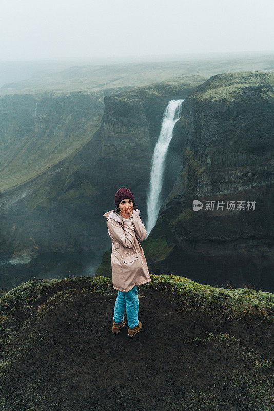 在海佛斯瀑布附近行走的女人