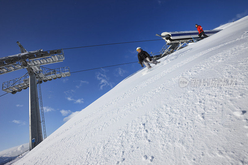 年轻男子滑雪板和女子滑雪者滑雪在阳光明媚的滑雪胜地Dolomites在意大利业余冬季运动