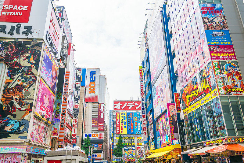 秋叶原拥挤的街道