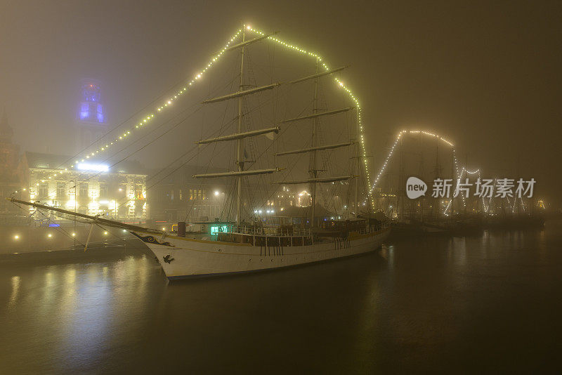 在一个雾蒙蒙的夜晚，在Overijssel的Kampen的天际线上的夜景