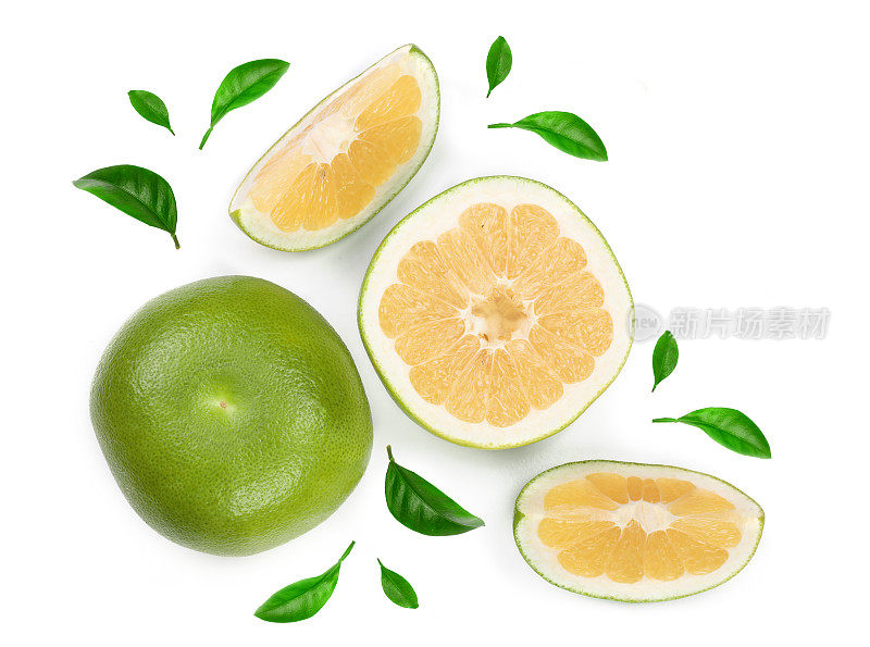柑橘甜或柚子，或oblanco与片和叶子孤立的白色背景特写。前视图。平躺