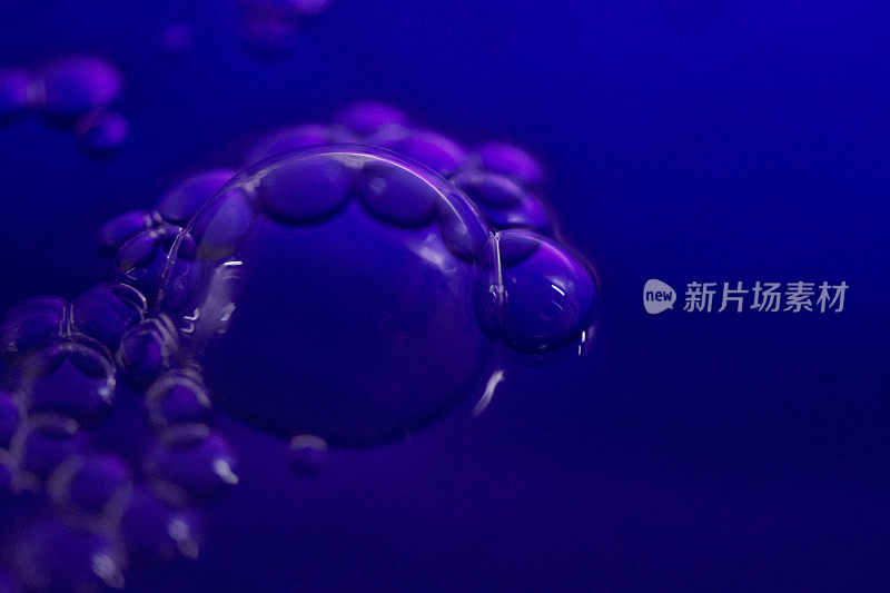 抽象背景的紫外线彩色气泡在水中