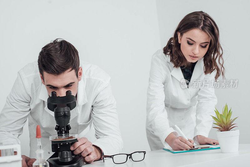 男科学家做实验，女科学家写实验结果