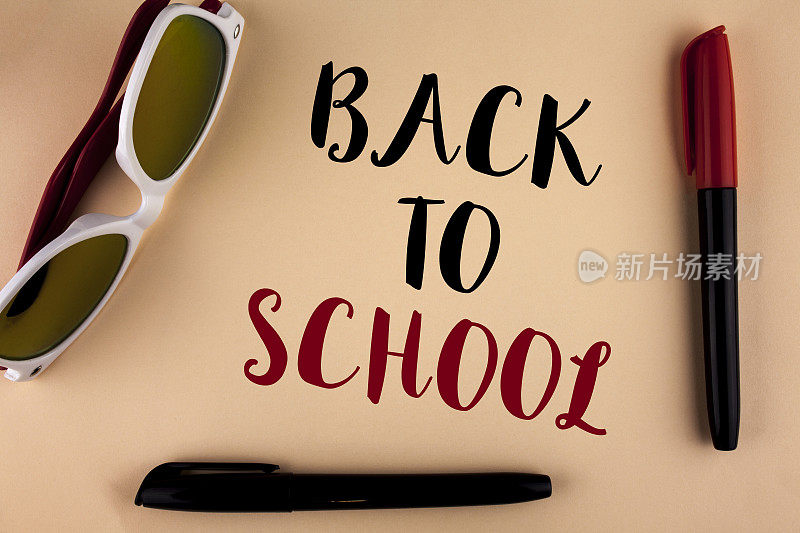 文字文字回学校。合适的时间购买书包，笔，书，文具写在朴素的背景马克笔和太阳眼镜旁边