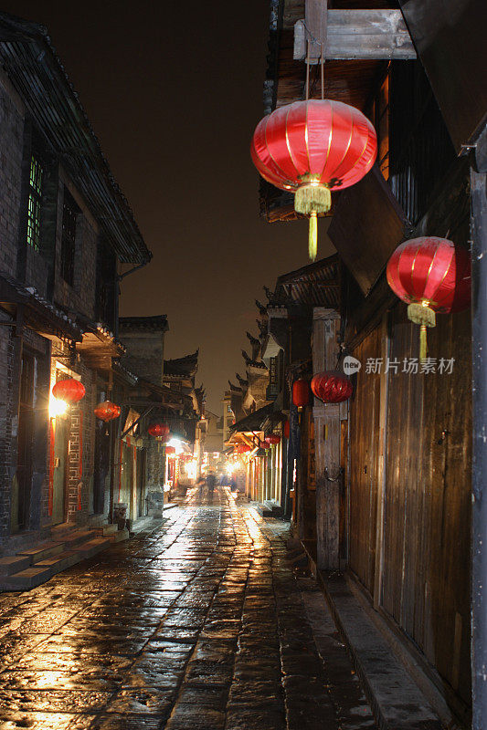 风景优美的凤凰古城狭窄街道，中国