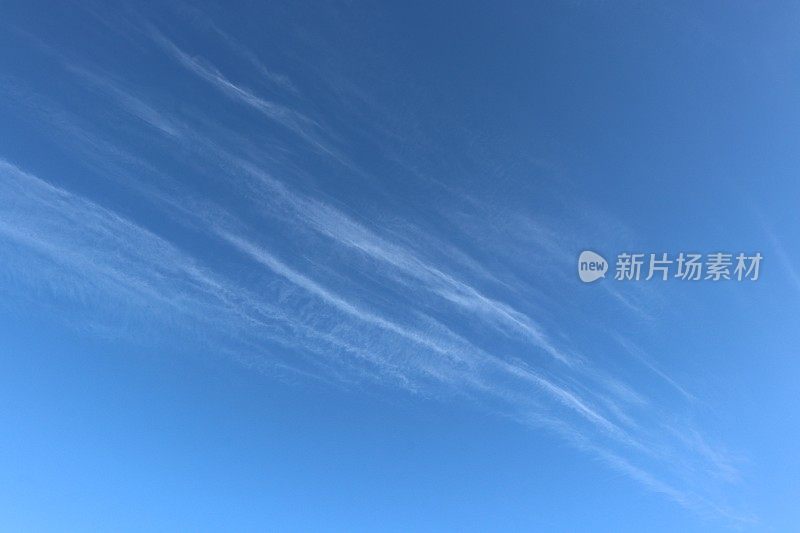 蓝天映衬下的缕缕白云特写(仅限天空)