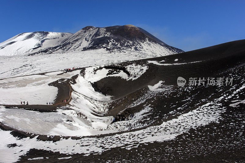 在埃特纳山徒步旅行，被联合国教科文组织宣布为世界遗产。埃特纳公园-埃特纳公园，西西里，意大利