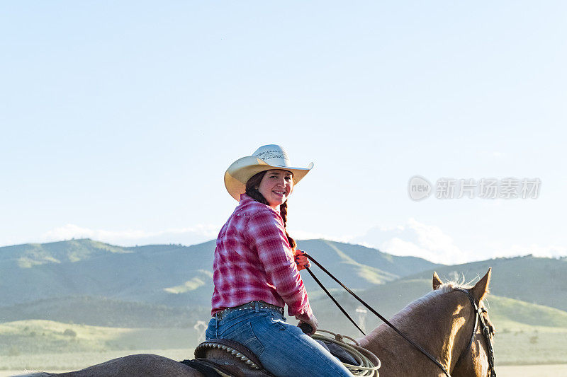快乐快乐的女牛仔骑着马骑着马