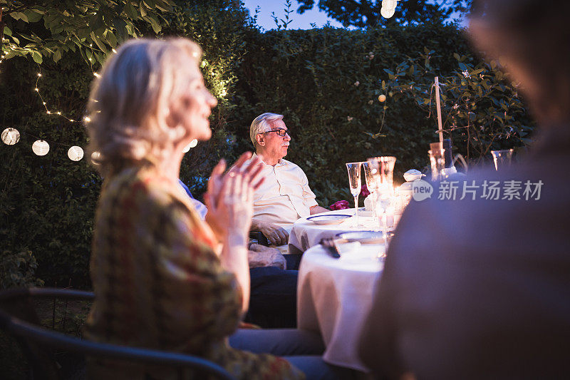 老年人，朋友，享受户外生日聚会