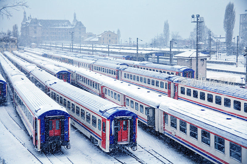 从高处俯瞰被雪覆盖的火车站和铁路