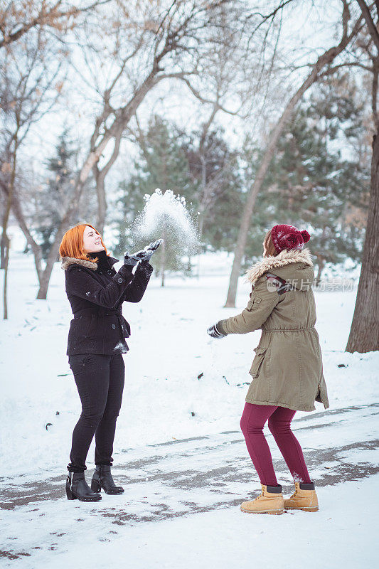 女孩们在雪地里玩得很开心