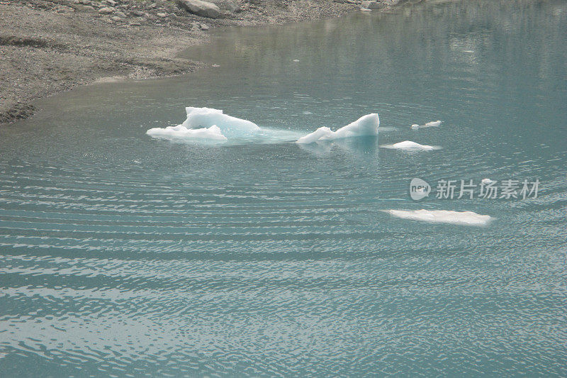 湖面上浮冰