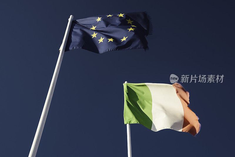 欧盟国旗，意大利国旗，晴空万里