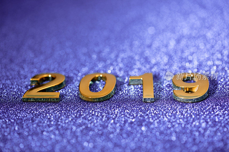金色新年2019在耀眼的散焦背景(紫色)
